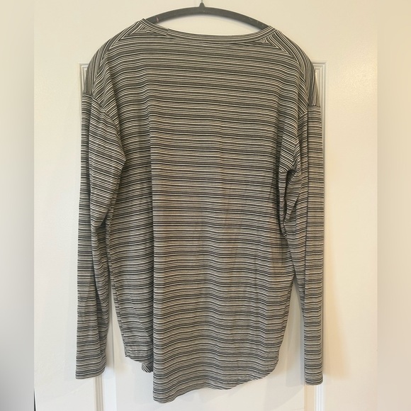 EUC Athleta Women’s Cloudlight Stratus Top - Picture 5 of 6